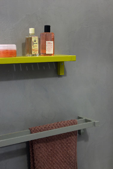 Masqu'carrelage, une peinture pour carrelage qui fait disparaître les joints des vieux carreaux. Dans cette salle de bain, la vieille faïence est recouverte avec la peinture pour carrelage de Maison Déco couleur gris anthracite