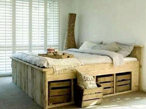 lit en palette avec des caisses en bois comme rangement sous le lit