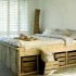 lit en palette avec des caisses en bois comme rangement sous le lit