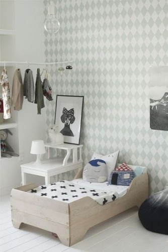 C'est facile de décorer une chambre de fille avec ses robes préférées et ses déguisements de princesse. Fabriquez une tringle avec du bois de récup et pendez vos cintres