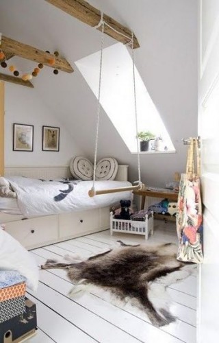 Cette chambre sous-pente a été peinte en blanc pour apporter de la lumière et sembler plus spacieuse. Les poutres apparentes sont vernies pour un effet naturel.