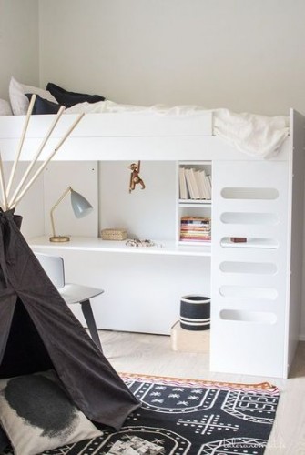 Cette petite chambre de fille est optimisée grâce au lit bureau qui fait gagner de l'espace. Le tipi de jeu devient un espace de lecture et de réflexion pour votre ado.