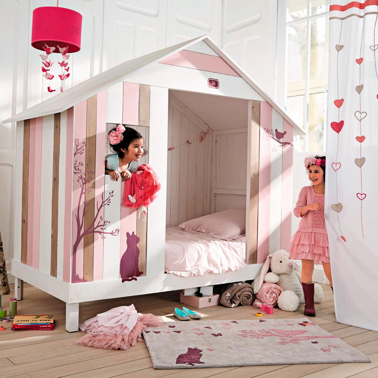 Un lit cabane prend peu de place mais donne du caractère à une chambre de petite fille. Le tapis assorti Maisons du Monde renforce le côté cosy de ce petit nid douillet.