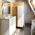 On aime ce mélange de matériaux inattendus pour refaire sa salle de bain avec un sol d’époque. Les motifs des carreaux s’assortissent à merveille avec les lambris en pin.