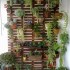 Aménager un mur végétal est une super idée pour donner une seconde vie à des plantes pour suspensions. Celui-ci dégage la vue et donne une impression d’opulence très séduisante.