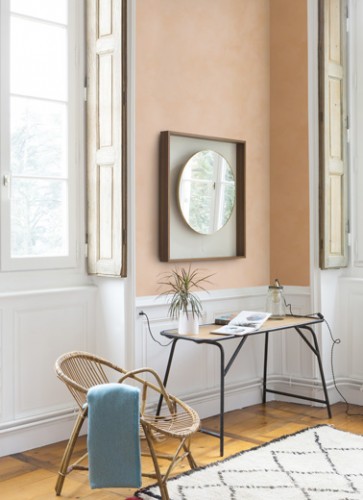 Une pointe de douceur dans ce salon très lumineux où un seul mur a été peint à la peinture à la chaux. Une invitation à la détente pour une déco authentique et reposante