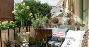 Un brise vue en toile tout au long de la rambarde, en voilà une idée astucieuse pour se protéger efficacement du vis à vis afin de profiter pleinement du soleil et du balcon !