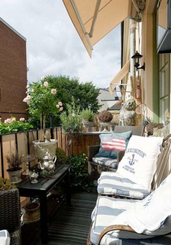 Un brise vue en toile tout au long de la rambarde, en voilà une idée astucieuse pour se protéger efficacement du vis à vis afin de profiter pleinement du soleil et du balcon !