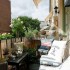 Un brise vue en toile tout au long de la rambarde, en voilà une idée astucieuse pour se protéger efficacement du vis à vis afin de profiter pleinement du soleil et du balcon !
