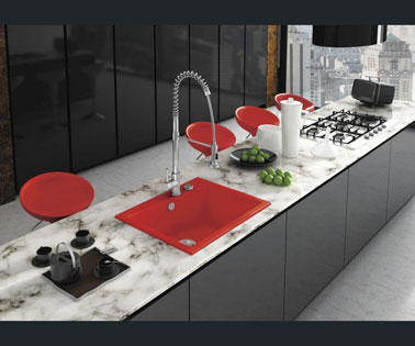 Le noir est rouge c'est moderne et chic en déco cuisine ! Avec un plan de travail en marbre, cet îlot central donne à la cuisine une ambiance design et tendance
