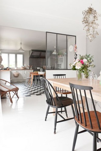 Pour séparer la salle à manger de la cuisine sans perdre la luminosité, la solution c'est la verrière intérieure. Un aménagement tendance pour un espace convivial