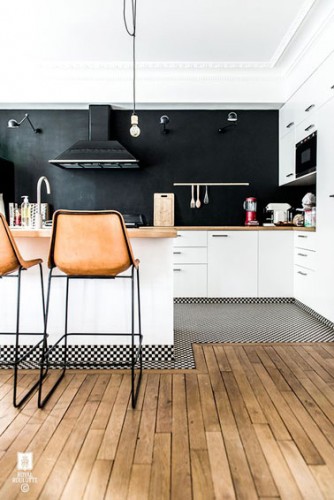 L'originalité est au rendez-vous dans cette cuisine noire et blanche au sol mixant petit damier et parquet. Une combinaison originale et tendance pour une cuisine déco