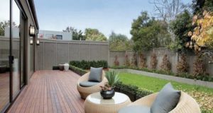 Aménager la terrasse avec un salon de jardin en rotin en voilà une bonne idée pour profiter du jardin ! Une déco extérieure ultra stylée avec un mobilier tendance