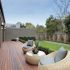 Aménager la terrasse avec un salon de jardin en rotin en voilà une bonne idée pour profiter du jardin ! Une déco extérieure ultra stylée avec un mobilier tendance
