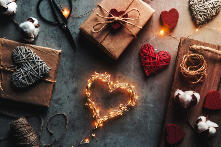 Costeam 20 Assiettes de Fête de la Saint-Valentin, Ensemble de Vaisselle Festive, Décor de Célébration Romantique, Fournitures pour Événement Anniversaire